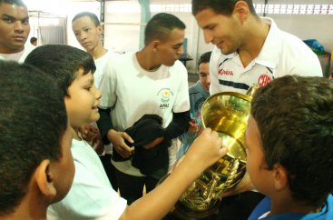 Série D: Jogadores do Penapolense proporcionam momentos de emoção à crianças