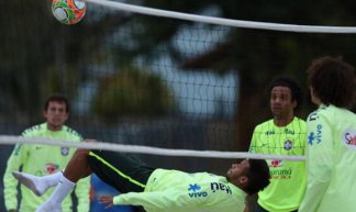 Copa 2014: Seleção joga futevôlei e faz treino físico na areia