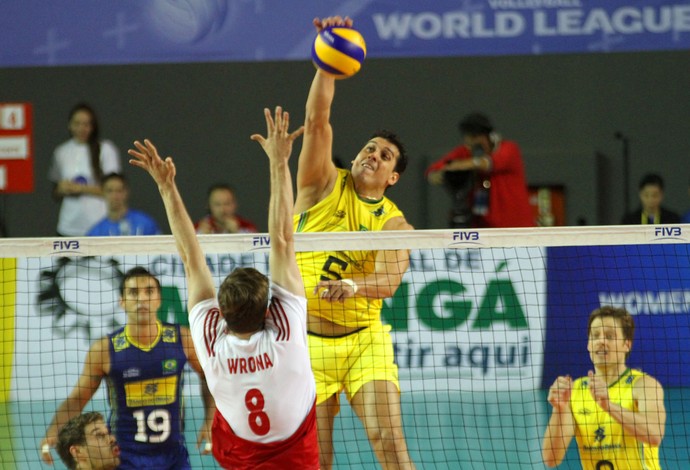 Vôlei: Lipe entra bem e Brasil vence a primeira na Liga Mundial