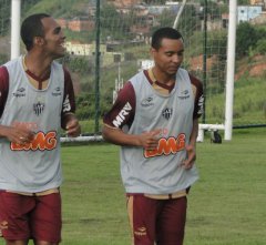 Com ajuda de Alecsandro, Flamengo negocia com dupla de volantes