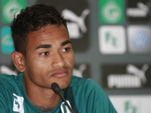 Pilar da melhor defesa do Brasileirão, zagueiro destaca jogo coletivo do Goiás