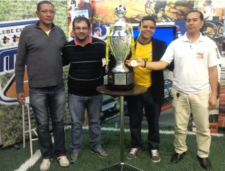 Clube Esportivo da TV MIX de Limeira mostra taça do Independente