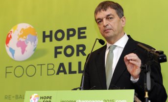 Sem temer Blatter, Champagne reitera candidatura à Fifa