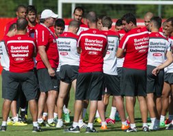 Com seis baixas, técnico do Internacional tem dúvidas para domingo