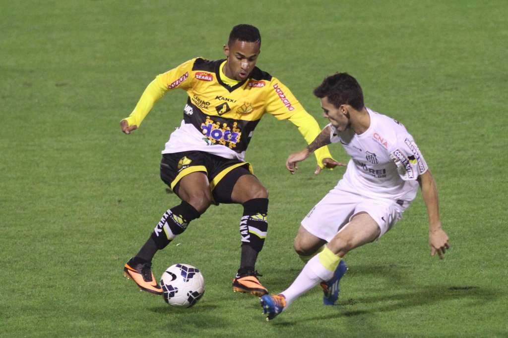 Santos 2 x 0 Criciúma – Peixe usa arma do adversário para vencer no 1.º de Maio