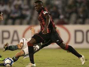 Cruzeiro “desbanca” São Paulo e acerta com zagueiro