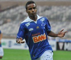 Faxina? Cruzeiro pode emprestar meia para rival do Brasileirão