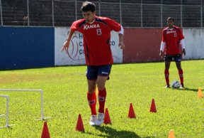 Série B: Muito caçado, jogador do Paraná lamenta lesão no tornozelo