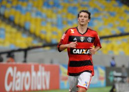 Atualmente no Flamengo, ex-meia da Seleção é oferecido ao Vitória