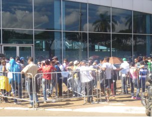 Copa 2014: Torcedores com muita paciência na fila para ingressos em Brasília