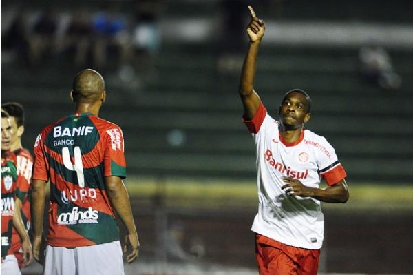 Internacional renova com zagueiro Juan