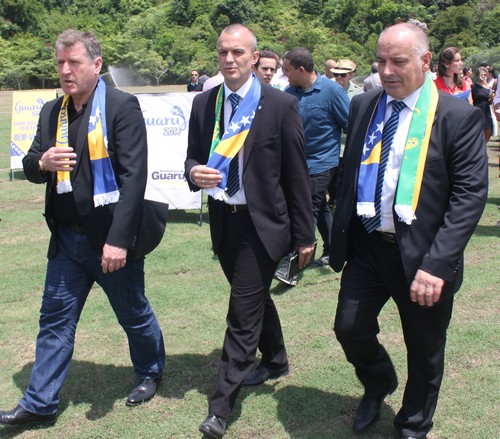 Bósnia desembarca em São Paulo e já segue para o Guarujá