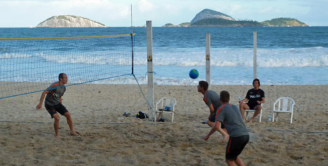 Grupo B: Jogadores da Holanda atendem fãs antes de 1º treino