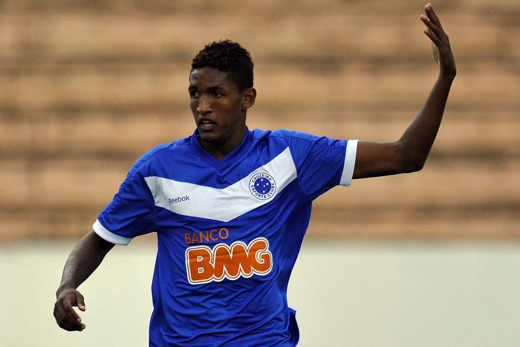Cruzeiro pede R$ 30 milhões para vender jovem zagueiro Wallace