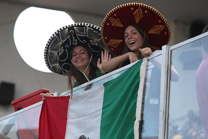Rival do Brasil, México é recebido com festa em Santos