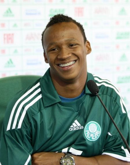 Palmeiras negocia Tinga com o futebol japonês