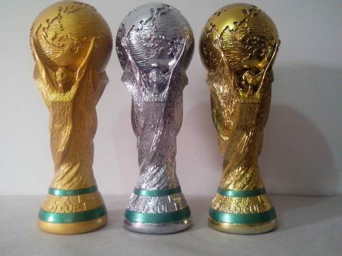 Grupo A: Artesão vende as réplicas da taça na Granja Comary