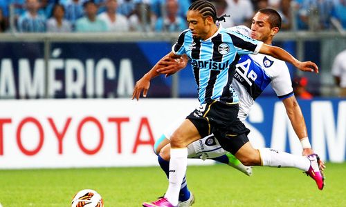 Vitória contrata pacotão com Adriano e velhos conhecidos