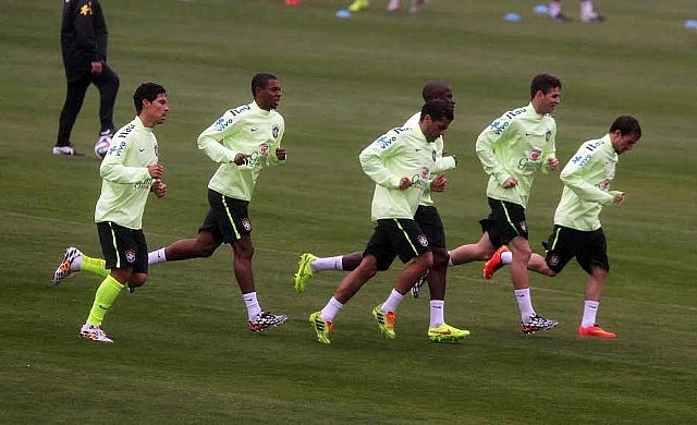 Jogadores da seleção fazem credenciamento para Copa