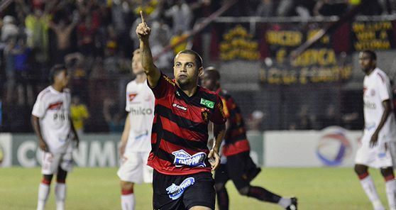 Chapecoense e Vitória disputam Felipe Azevedo