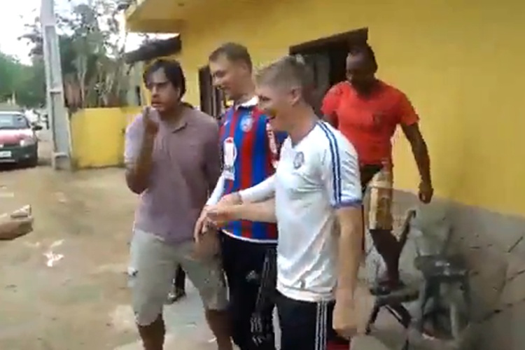 Grupo G: Neuer e Schweinsteiger cantam o hino e vestem camisa do Bahia. Veja o vídeo!