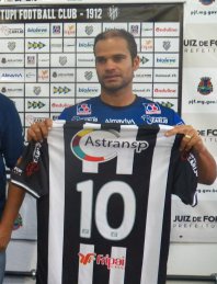 Série C: Maradona aceita proposta do Tupi e fica até o fim do ano