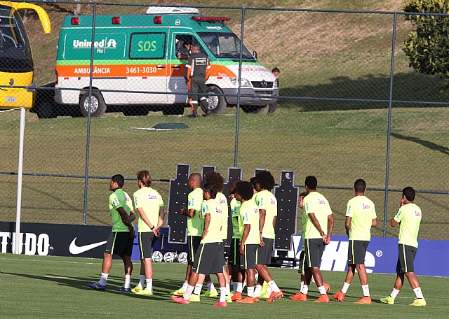 Grupo A : Após treino, jogadores atendem fãs na Granja Comary