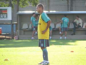 Águia acerta com o lateral Jadilson