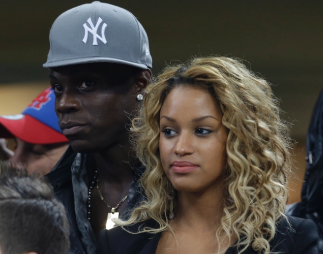 Jogadores aplaudem Balotelli após pedido de casamento