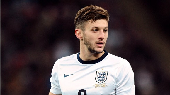 Meia inglês se impressiona em visita à favela da Rocinha