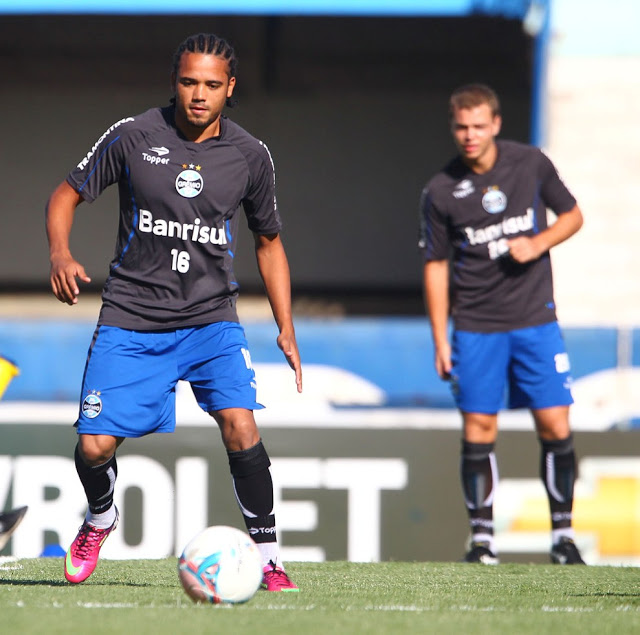 Grêmio libera volante Adriano para jogar no Vitória