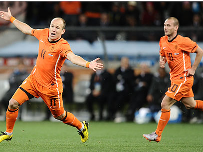 Em treino, Robben e Sneijder mostram talento nas faltas