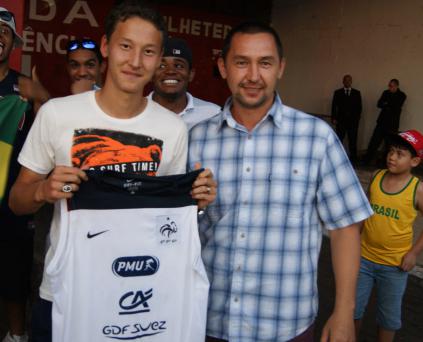 Grupo E: Torcedor do Cazaquistão se dá bem e leva camiseta de Benzema