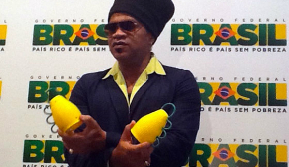 Proibida nos estádios, caxirola é sucesso de vendas