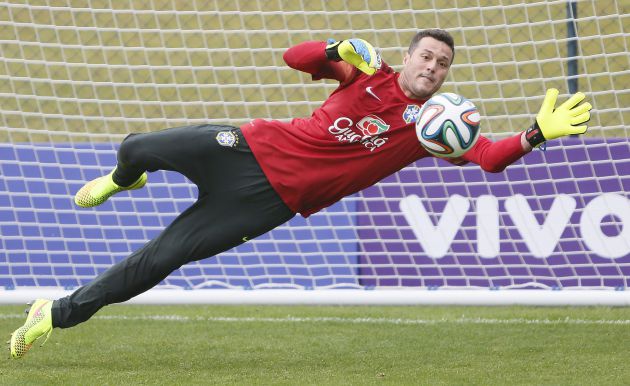 Grupo A :Julio Cesar supera descrença inicial com boas atuações