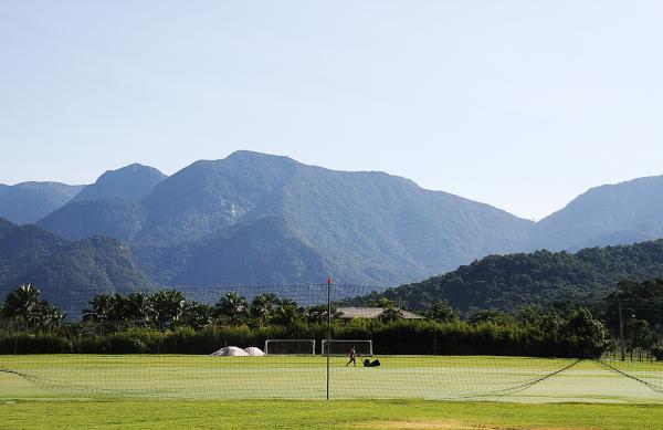 Fechada, Itália tem monotonia quebrada só por Balotelli