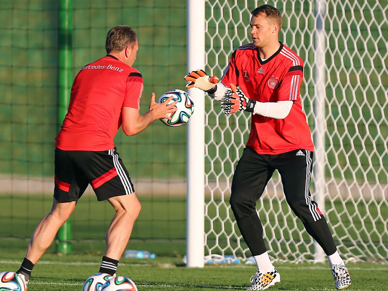 Preparador de goleiros prevê Neuer em campo na estreia