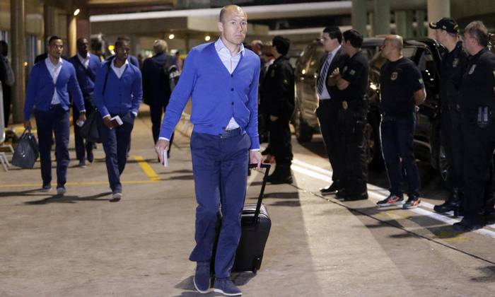 Holanda muda postura e chega em silêncio a Salvador