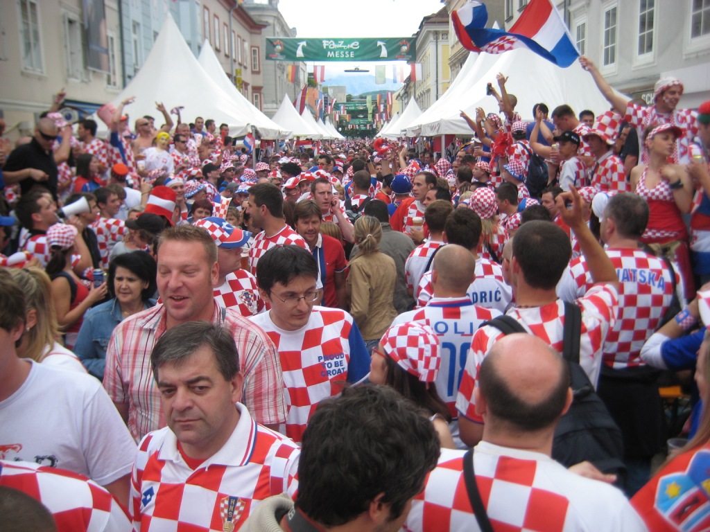 Grupo A: Torcedores croatas chegam ao Brasil para estreia