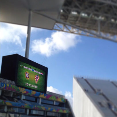 Com foto do telão, Corinthians festeja estádio na Copa do Mundo