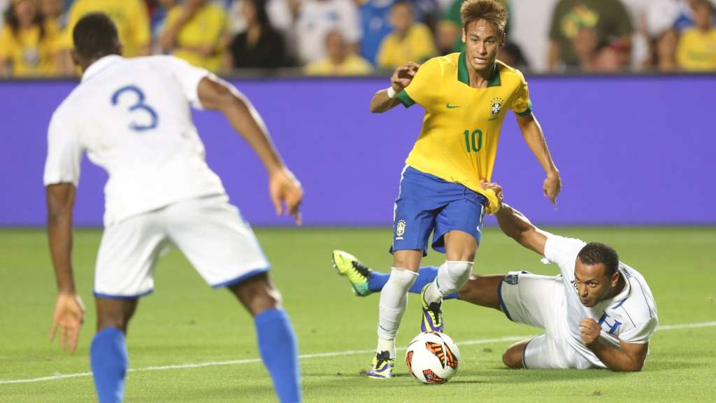Felipão repete tática e protege Neymar antes da Copa