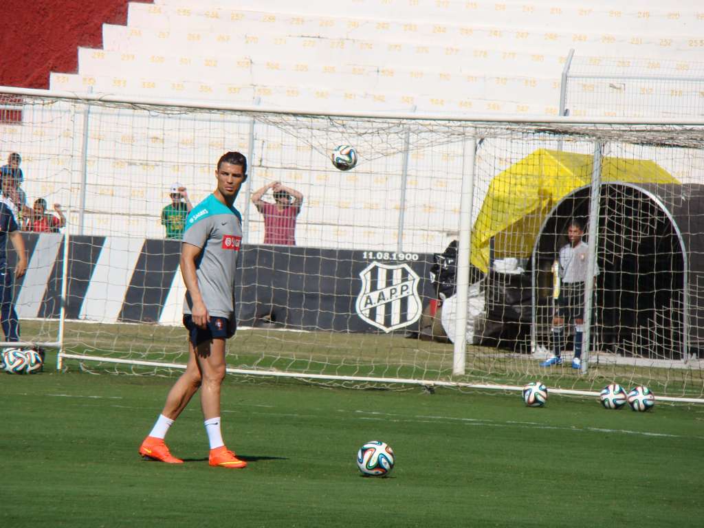 Grupo G: Presença de Cristiano Ronaldo causa sensação no treino