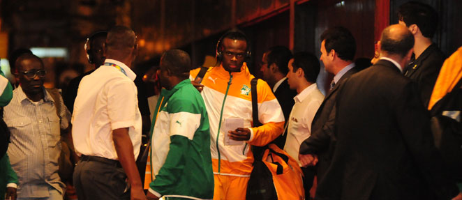 Grupo C: Garoto agita a chegada da delegação da Costa do Marfim