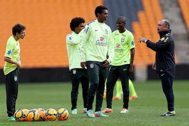 Grupo A: Brasil poupa titulares e reservas fazem treino na areia