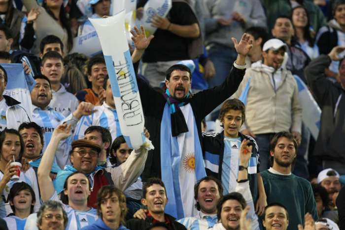 Grupo F: Torcedores fazem festa para Argentina na porta do hotel