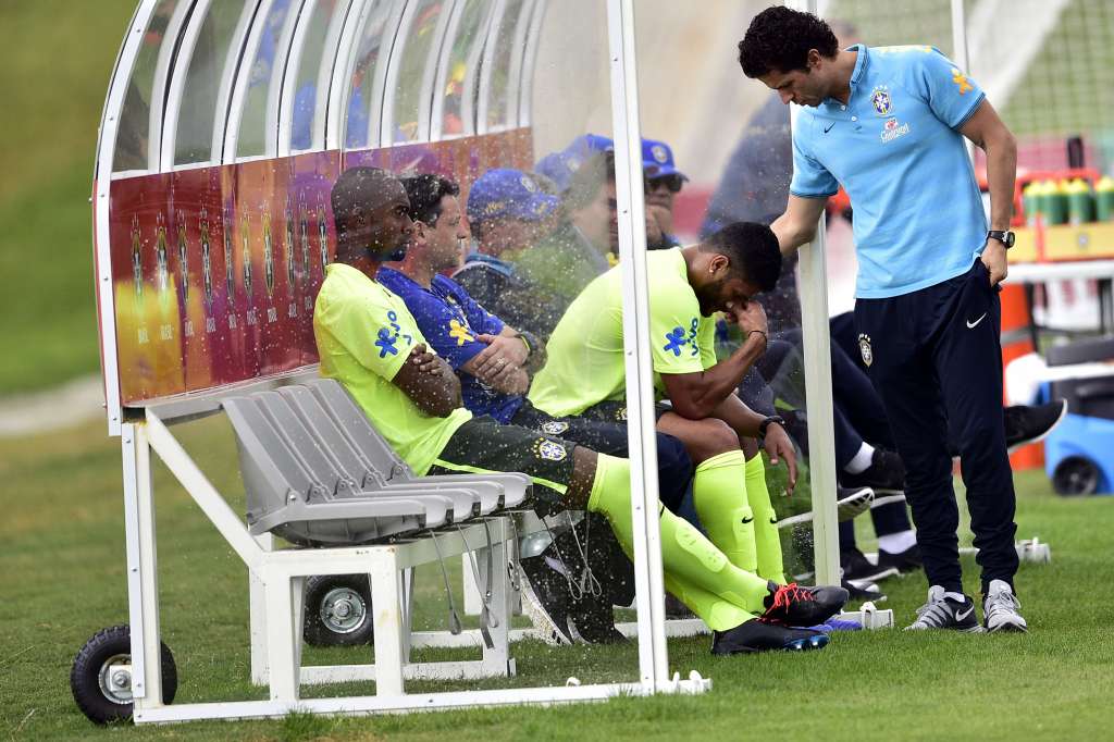 Grupo A: Hulk deixa treino mais cedo e preocupa seleção