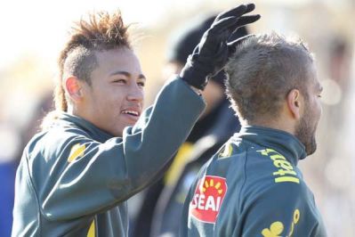 Grupo A: Neymar e Daniel Alves exibem novo visual em treino