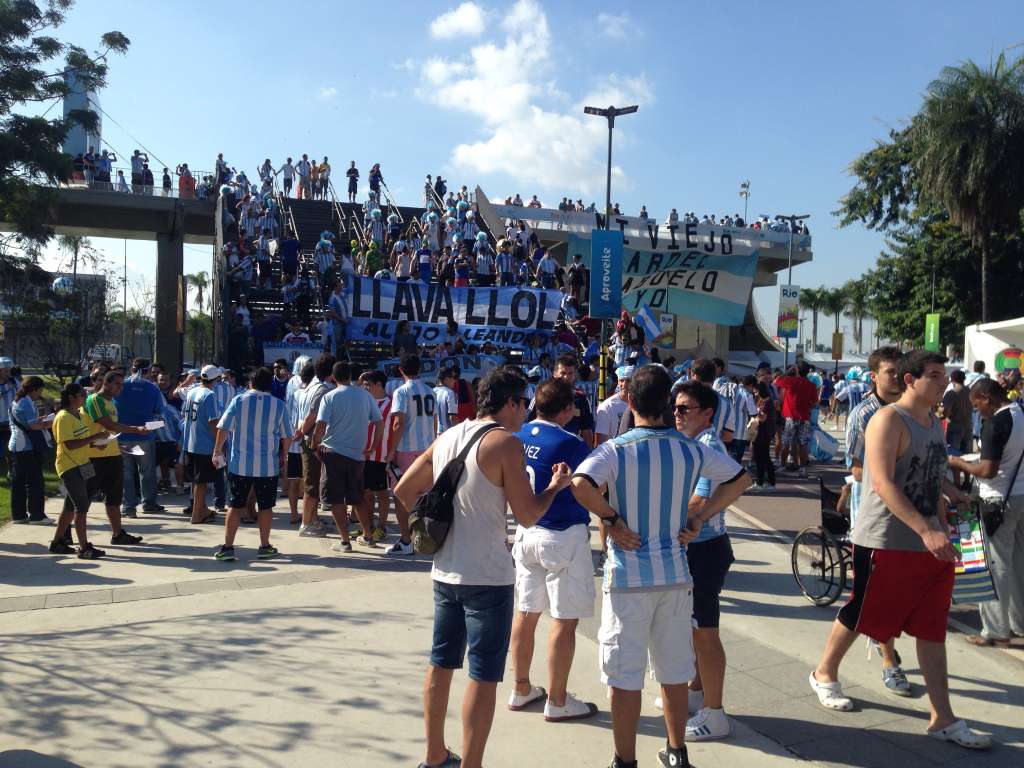 Argentinos e brasileiros travam batalha de cânticos nas arquibancadas