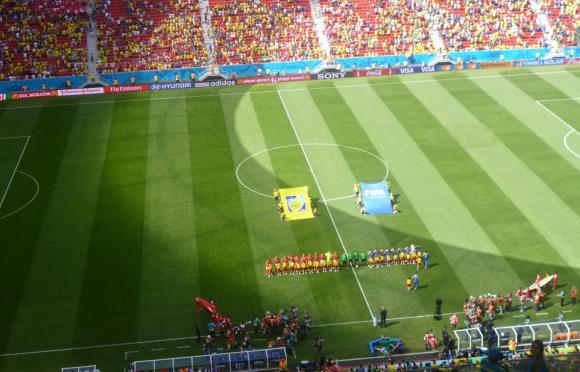 Copa 2014: Supremacia equatoriana no Mané Garrincha. Manifestantes jogam bola