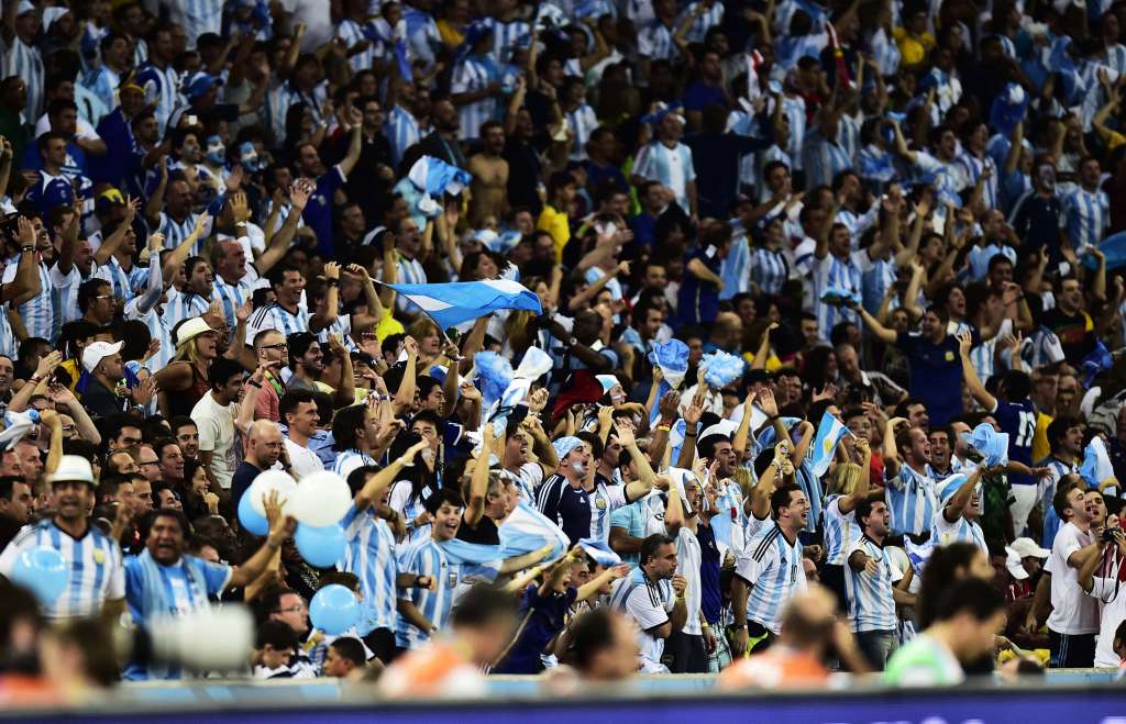 Grupo F: Onda argentina toma o Rio com ônibus, trailers e festa